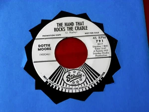DOTTIE MOORE~ THE HAND THAT ROCKS THE CANDLE ~~BOPPER~COUNTRY~ROCKABILLY - Foto 1 di 1