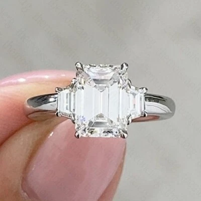 Помолвочное кольцо из муассанита с тремя камнями изумрудной огранки 4,56 карата покрытие белым золотом 14 карат - Изображение 1 из 4