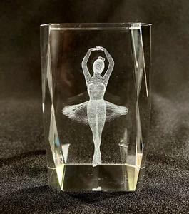 "Bailarina grabada con láser 3D pisapapeles de cristal 3,25"" x 2" - Imagen 1 de 5