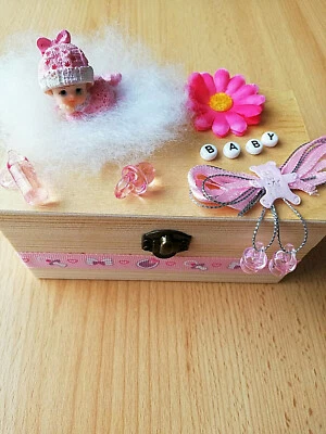 Geld o. Gutscheinbox, Geschenk Geburt / Taufe mit Namen Baby Mädchen - Bild 1 von 2