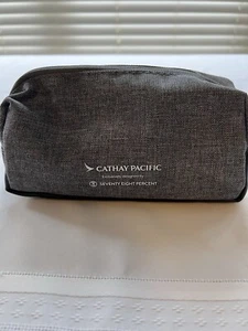 Cathay Pacific Airline Business Class Amenity Kit Kulturtasche achtundsiebzig Prozent - Bild 1 von 4
