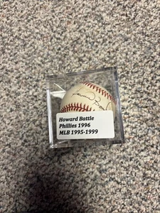 Von Howard Battle signierter Baseball & Etui, Phillies - Bild 1 von 6
