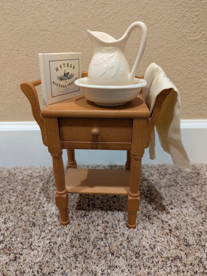 Mesa auxiliar cama American Girl Addy Walker con libro, jarra y toalla Foto 1 de 1