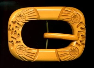 Grande fibbia vintage in bachelite giallo mais crema profondamente intagliata - Foto 1 di 3