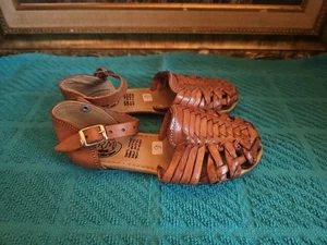 Zehen bedeckt belüftete Leder geflochten Sandalen Größe 6 für Mädchen neu - Bild 1 von 21