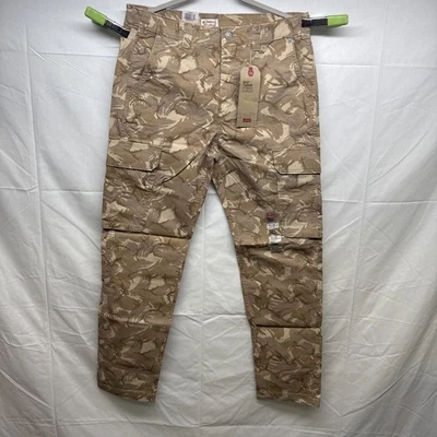 Pantalones de camuflaje Levi's 502 Taper Fit híbridos cargo, para hombre talla 32x32 beige Foto 1 de 4