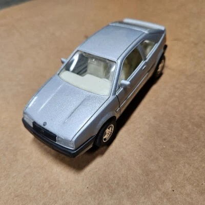 Volkswagen Corrado modelo diecast plateado. Foto 1 de 4