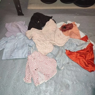 LOT DE 10 Vêtements ANCIENS DE POUPEES  - Photo 1/4