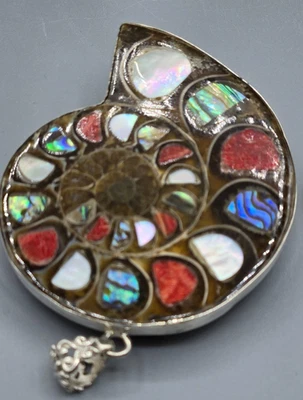 Colgante grande de coral abulón con incrustaciones de amonita de plata de ley de 2,25" 50 gramos Foto 1 de 4