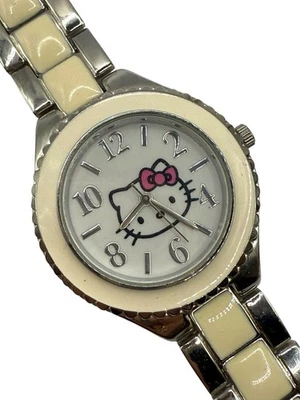 Reloj Pulsera Hello Kitty Sanrio 2013 Tono Plata Esmalte Batería Nueva Foto 1 de 4