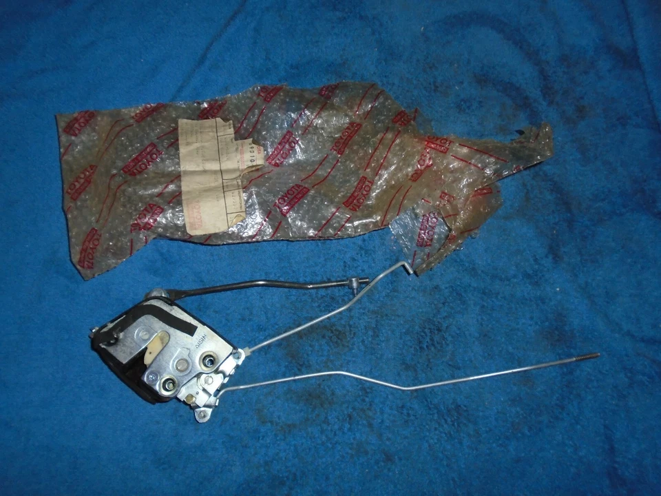 Cerradura puerta delantera derecha genuina Toyota Tercel AL20, AL21, AL25 5/1982-8/1984 NOS Foto 1 de 1