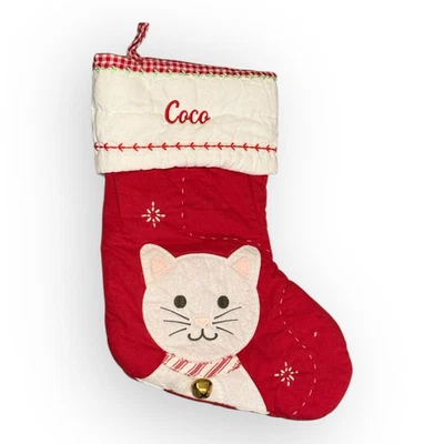Medias de Navidad Pottery Barn Kids acolchadas personalizadas "Coco" blancas campana gato 2020 Foto 1 de 4