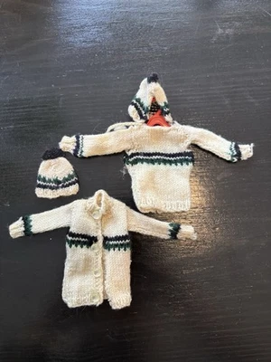 Conjunto de dos suéteres y sombreros tejidos vintage Barbie y Ken excelente estado años 60 Foto 1 de 4