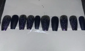 Press-On Nägel Gothic Style schwarz & lila lang Sargform glänzendes Finish  - Bild 1 von 2