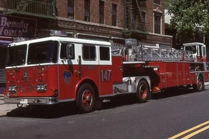 New York City FDNY Ladder 147 1989 Seagrave 100' TDA - Fire Apparatus Slide - Bild 1 von 1