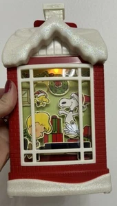 Peanuts Snoopy Schroeder Woodstock Music Box finestra musicale segno distintivo leggere - Foto 1 di 10