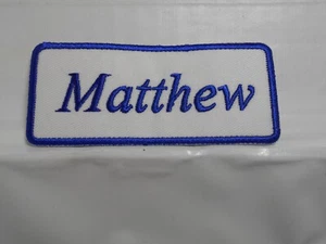 MATTHEW NEU BESTICKT NÄHEN / AUFBÜGELN NAMEN AUFNÄHER BLAU AUF WEISS - Bild 1 von 2