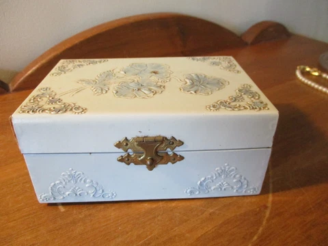 ANTIQUE CELLULOID SEWING BOX W BOVINE BONE NEEDLE CASE & 3 OTHER PIECES Cover