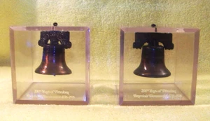 VINTAGE: (2) 1976 Bicentennial Metal/Copper Liberty Bell Coin Bank Acrylic Cube - Bild 1 von 6