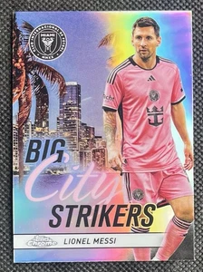 2024 Topps Chrome MLS Lionel Messi Big City Strikers rifrattore CS-10 Inter Miami - Foto 1 di 2