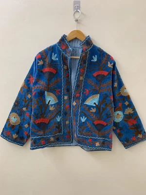 Chaqueta de terciopelo Suzani bordada a mano | Chaqueta a medida de terciopelo con cuello falso Foto 1 de 4