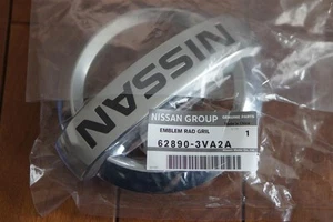 Nissan Original OEM VERSA NOTE E12X 2014-2019 Emblema Delantero 62890-3VA2A - Imagen 1 de 3