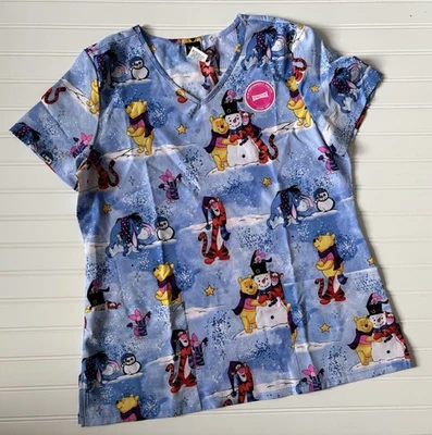 Blusa Médica Disney Para Mujer Azul Mediana Winnie The Pooh & Friends Escena de Invierno NUEVA Foto 1 de 4