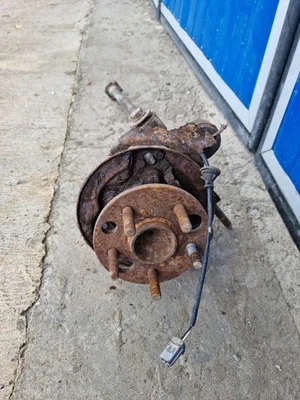 OEM Toyota Celica 6th gen ST202 rear hub assembly knuckle with ABS 4230520250 - Imagem 1 de 4