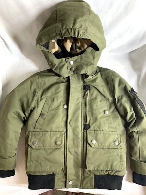 Jaqueta infantil Diesel 4T verde oliva e camuflagem interna com zíper e capuz - Imagem 1 de 4