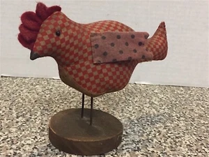 ¿De colección? PEQUEÑO POLLITO DE TELA DE PATCHWORK RELLENO CON PATAS DE ALAMBRE SOBRE BASE DE MADERA - Imagen 1 de 7