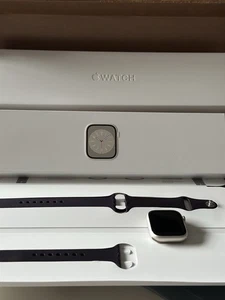 Apple Watch Series 8 GPS 41mm Aluminiumgehäuse Polarstern, Sportarmband Holunder - Bild 1 von 9