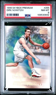 Skybox Premium 1998 Dirk Nowitzki novato radiocontrol #255 Dallas Mavericks PSA 8 casi nuevo-como nuevo Foto 1 de 2