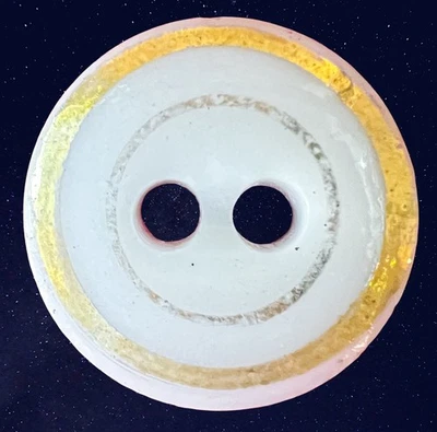 Antiguo botón de vidrio de China vintage blanco coser a través de doble borde dorado ojo de buey de colección Foto 1 de 3