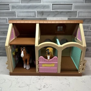 Lakeshore Learning Precious Pony Playset Scuderia con 2 Cavalli LEGGI! - Foto 1 di 16