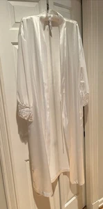 Vintage Dentelle Wm-XL lang weiß Satin Morgenmantel 3/4 Ärmel Perlen Perlen an Spitzenmanschetten gebraucht, in einwandfreiem Zustand - Bild 1 von 12