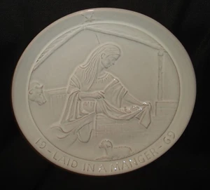 Piatto di Natale Vintage Frankoma Pottery 1969 John Frank Laid In A Manger Mary - Foto 1 di 3