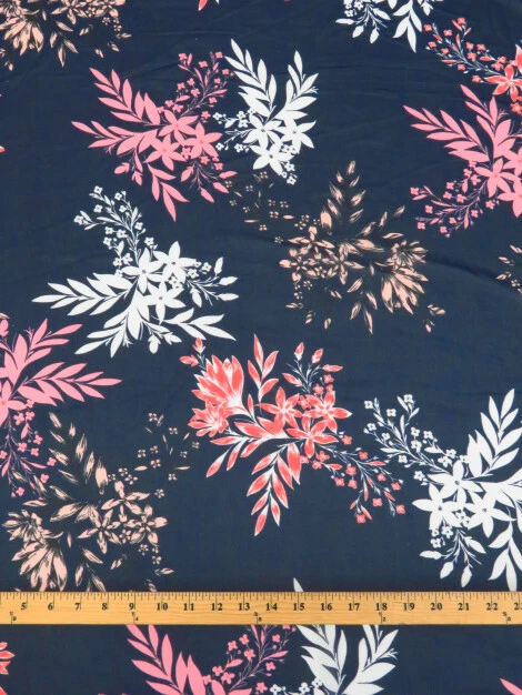 Gasa con estampado floral azul marino con aerosoles florales blancos, rosas, salmones y tostados Foto 1 de 1