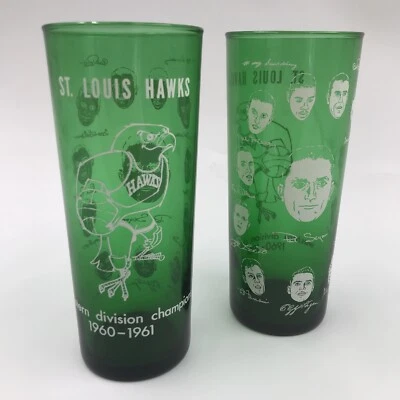 Par de 2 vasos verdes de colección de los St Louis Hawks 1961 campeones de la división de la NBA Foto 1 de 4