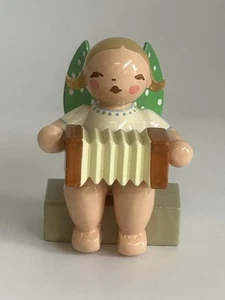 403/25 Sitzender Engel mit Harmonika von Wendt und Kühn Erzgebirge - Picture 1 of 5