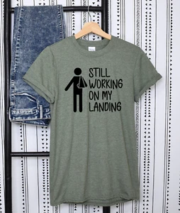 Unisex T-Shirt Still working on My Landing lustig Grafik Gag Geschenk Shirt - Bild 1 von 11