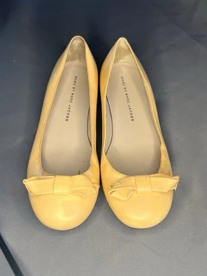 Zapatos planos de ballet Marc By Marc Jacobs Y2K de cuero amarillo con arco talla 5,5-6  Foto 1 de 4