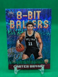 2025-26 Topps NBA Carter Bryant 8-Bit Ballers Rookie Shimmer Foil San Antonio - Bild 1 von 2