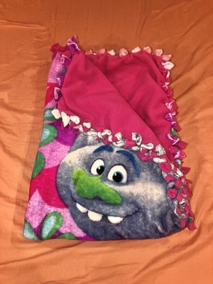 Manta hecha a mano con nudo de corbata para bebé/niño pequeño Trolls Foto 1 de 3