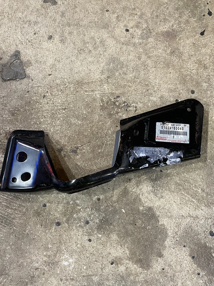 Toyota 4Runner Lexus GX460 51028-60040 OEM Novo Suporte de Para-choque Traseiro Montagem Esquerda - Imagem 1 de 3