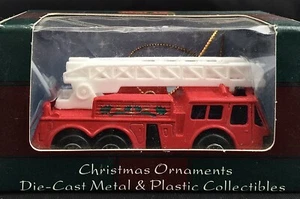 NIP 1999 MAISTO CHRISTMAS COLLECTION HOOK N’ LADDER FIRE TRUCK DIE CAST ORNAMENT - Picture 1 of 5