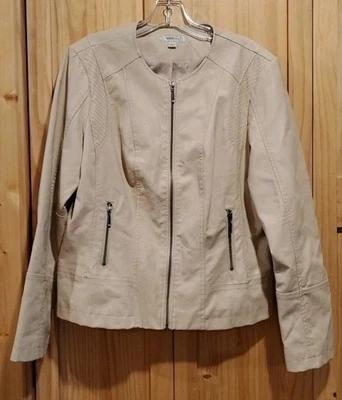 Elegante chaqueta de moto de cuero sintético crema. DressBarn Mujer Grande Cremallera Completa Foto 1 de 4