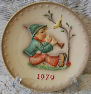 7½” Goebel Hummel 1979 Annual Plate "Singing Lesson" 9th in Bas Relief Germany - Picture 1 of 6