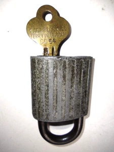 Rap-Proof Eagle Lock USA 2281088 Ribbed Padlock w/ Original Key 1940s Vintage - Picture 1 of 8