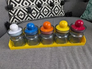 Juego de 5 tarros de almacenamiento vintage de plástico duro colorido con tapa años 60’s 70’s con estante - Imagen 1 de 9