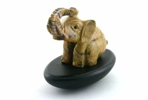 Geschnitztes Bild Jaspis Elefant Schnitzerei schwarzer Steinsockel Edelstein Edelstein EBS8572 - Bild 1 von 3